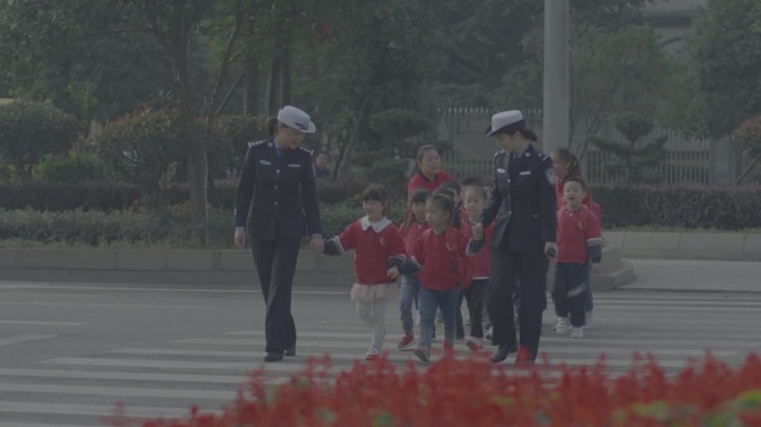 过马路 护送小朋友