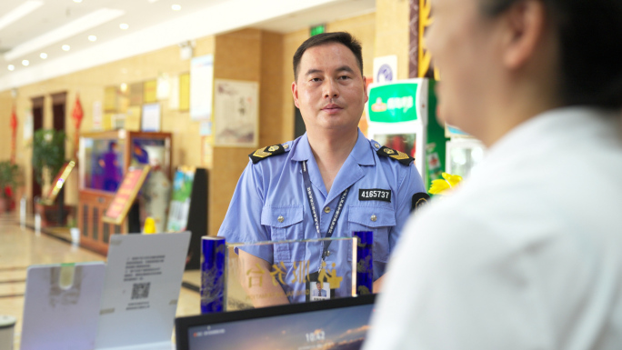 市场监管局工作人员检测现场