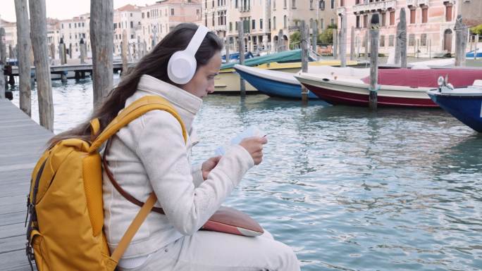 女人在度假时发现了威尼斯的大运河。