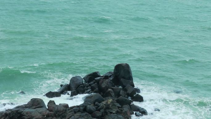 海浪冲击。礁石岩石