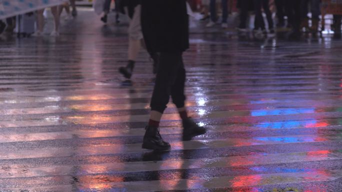 下雨时东京街道上的人行横道