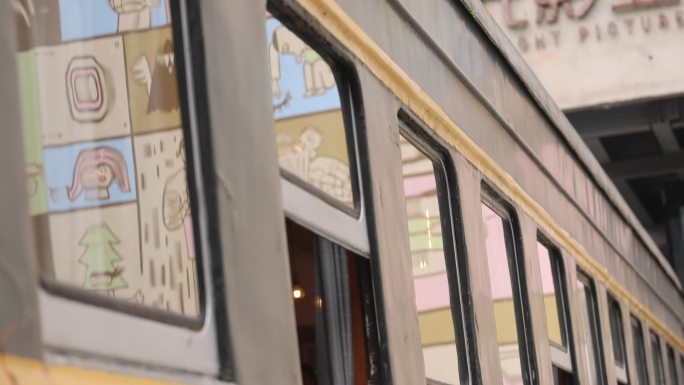 绿皮火车拍照摄影车厢背景摆姿势餐车摆拍