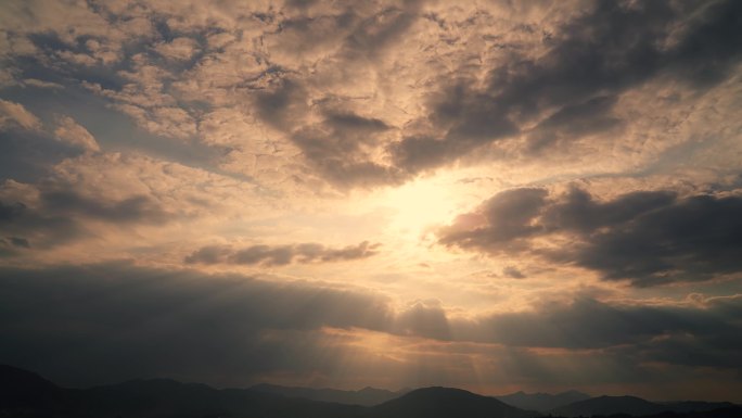 黄昏天空阳光穿透云层光影太阳光线变化延时