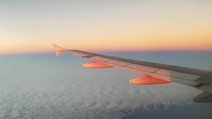 【4K60fps】朝阳阳光打在飞机机翼上