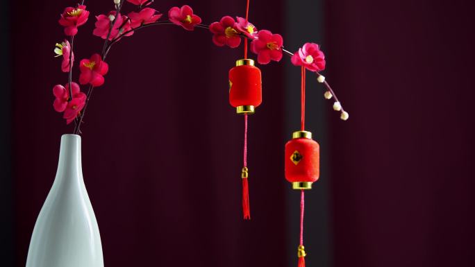 装饰性樱花树，挂着鲜艳的红色灯笼。