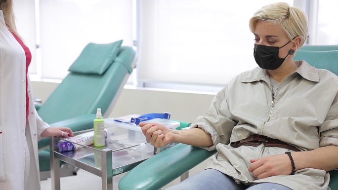 向血库献血的妇女握力测试