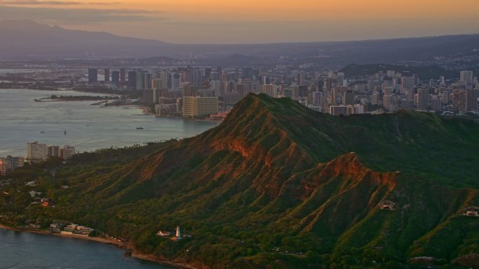 日落时分，夏威夷檀香山空中钻石头陨石坑和威基基陨石坑