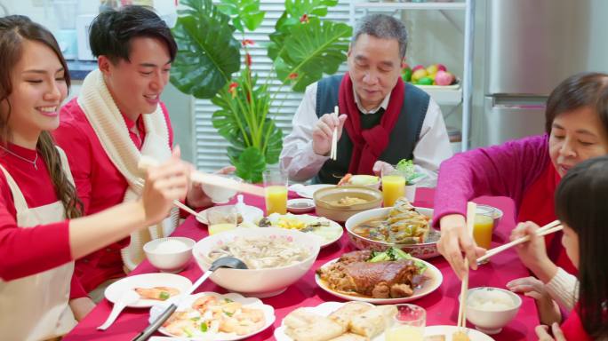 中国除夕晚餐春节一家人聚餐热闹