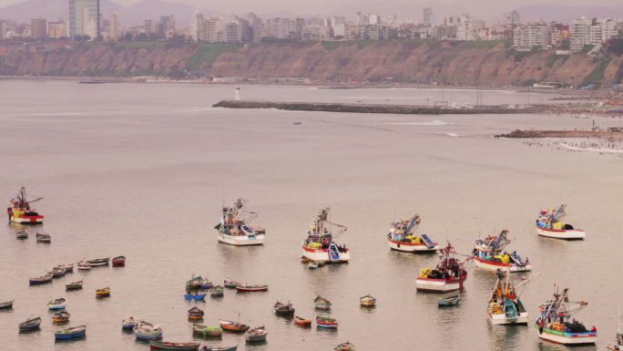 港口里的秘鲁渔船秘鲁渔船海边