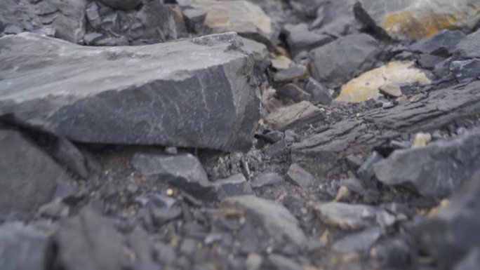 碎石路面山石沟壑道路艰难山路崎岖