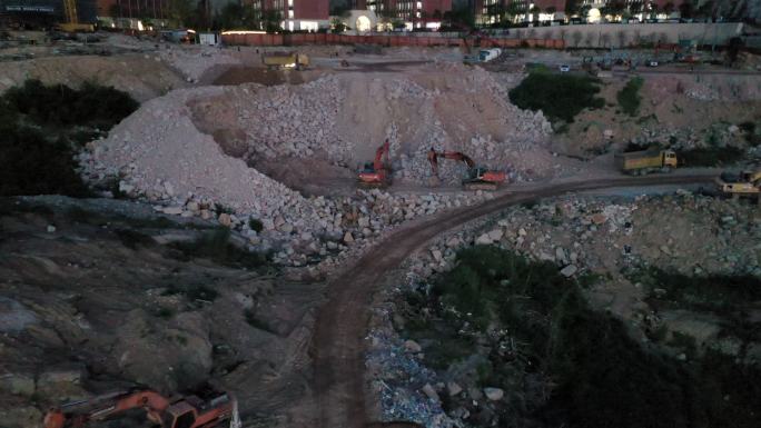 挖掘机夜间施工挖土机建筑工地施工拆迁打地