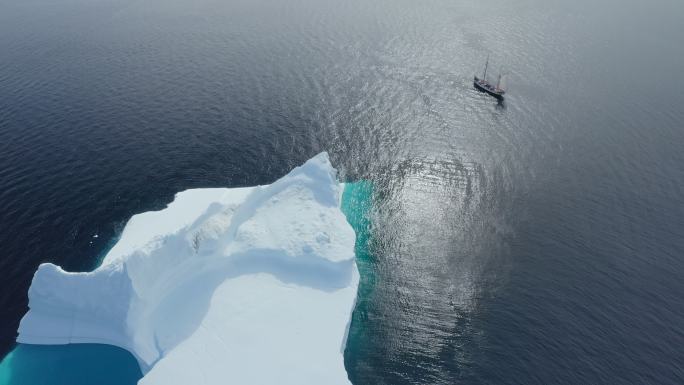 船只驶过蓝海格陵兰岛上的大冰山