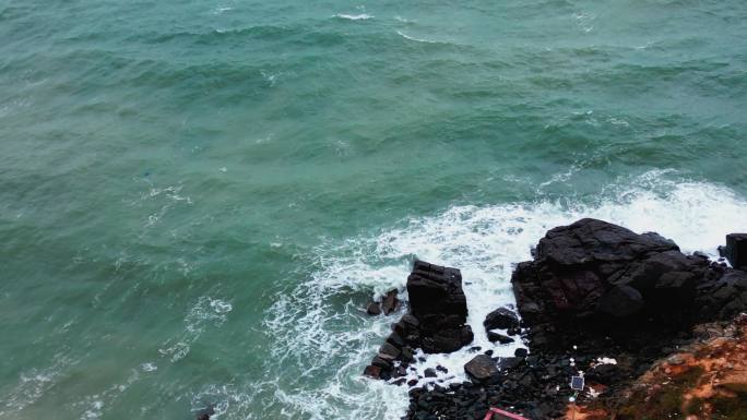 航拍俯视海浪拍打礁石