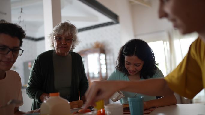 奶奶和外婆在家吃早餐