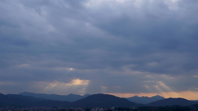 天空阳光穿透云层光影太阳光线变化云朵延时