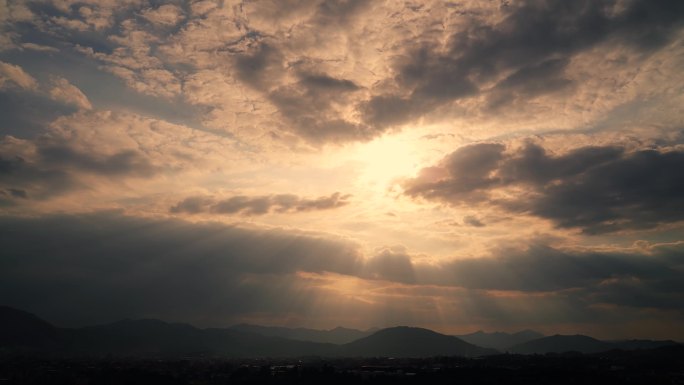 黄昏天空阳光穿透云层光影太阳光线变化延时