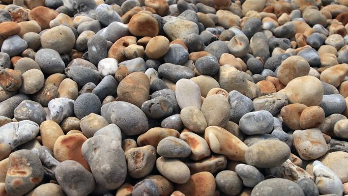 落在海滩上的鹅卵石。慢动作。
