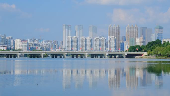 南湖大桥 密集高楼建筑 湖水倒影