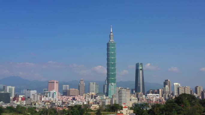 空中无人机在白天拍摄台北。台湾观光旅游城市景观