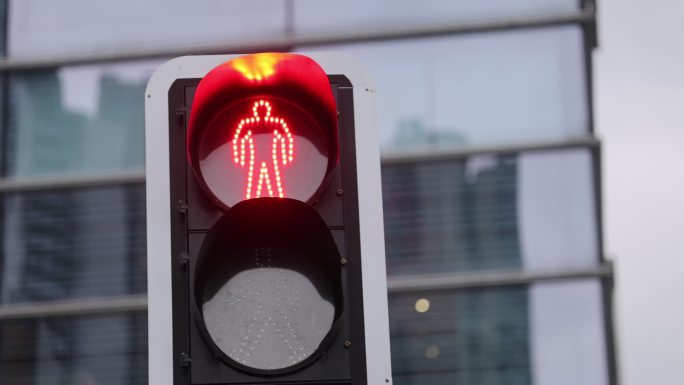 红灯路口交通标志灯红色等待信号灰色天空