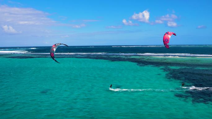 航拍两位风筝冲浪爱好者