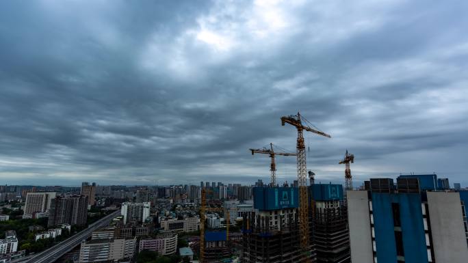 城市建筑工地空镜乌云滚滚暴雨将至延时摄影