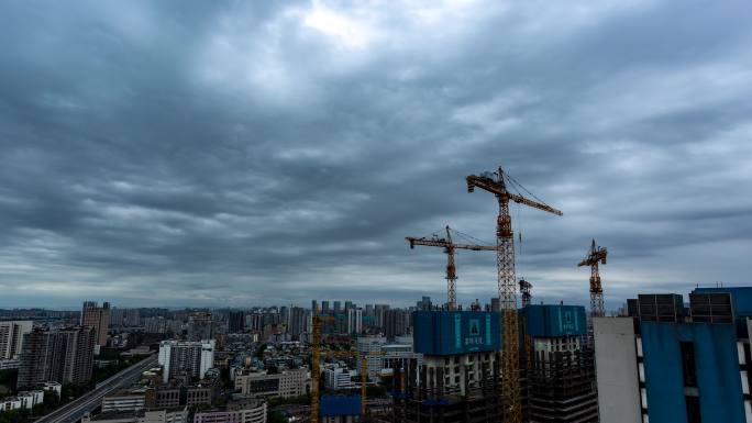 城市建筑工地乌云滚滚暴雨将至延时转场空镜