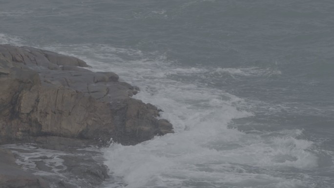 海浪拍打海岸