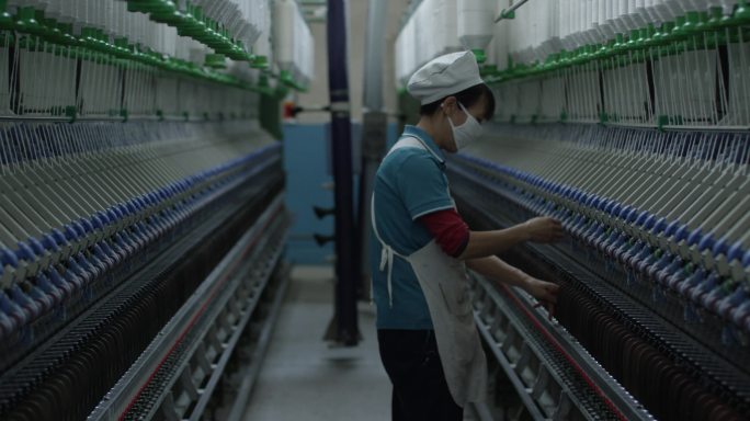 纺织厂女工人工作