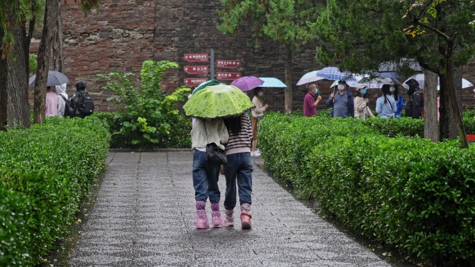 雨天景区行人打伞