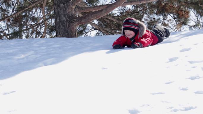 冬天小男孩在室外雪地上滑冰