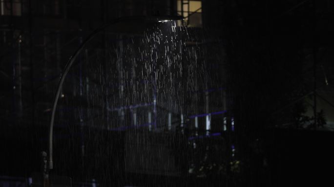 街道小雨雨水路灯
