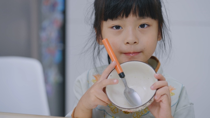 儿童反食品浪费宣传倡导珍惜米饭