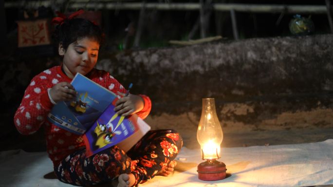 油灯村女孩读书油灯村女孩读书深夜看书贫困