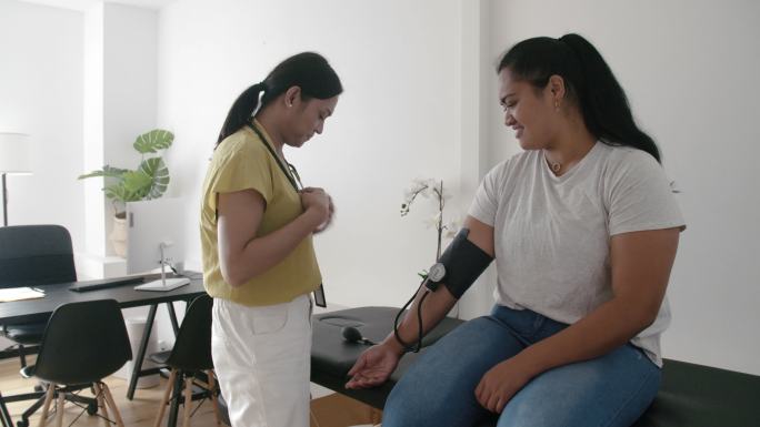 医生测量血压的太平洋岛民年轻女性