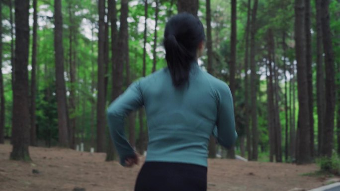 美女早晨跑步锻炼身体有氧运动健康生活方式