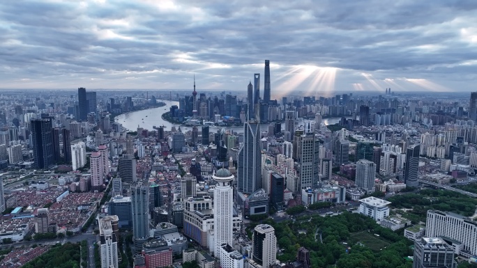 上海陆家嘴城市地标日出丁达尔云隙光航拍