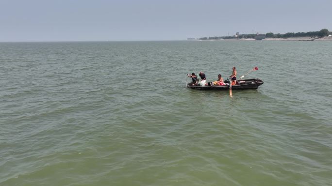 泰安东平湖渔民划船撒网捕鱼