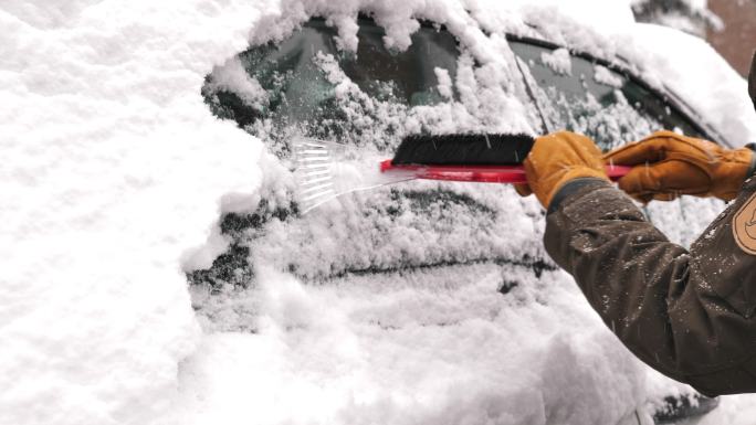 从汽车上刮雪的人铲雪下雪冬天冬季汽车