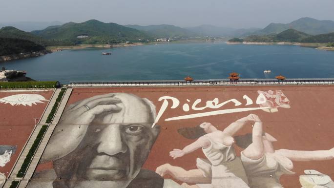 在毕加索巨型壁画堤坝上眺望金海湖