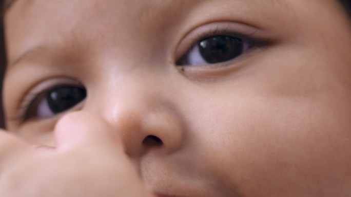 看着相机的可爱婴儿（2-5个月）的肖像