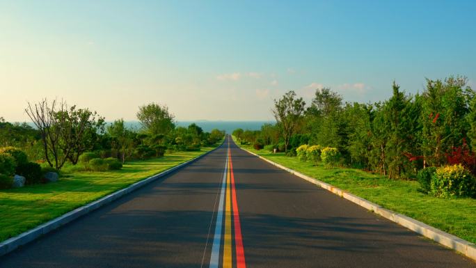 实拍傍晚夕阳彩虹公路