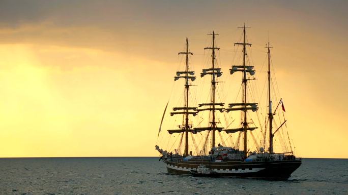 日落时古代帆船的轮廓