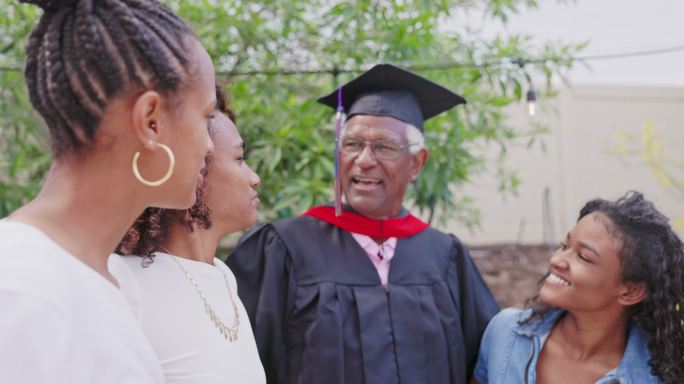 父亲毕业后全家欢笑
