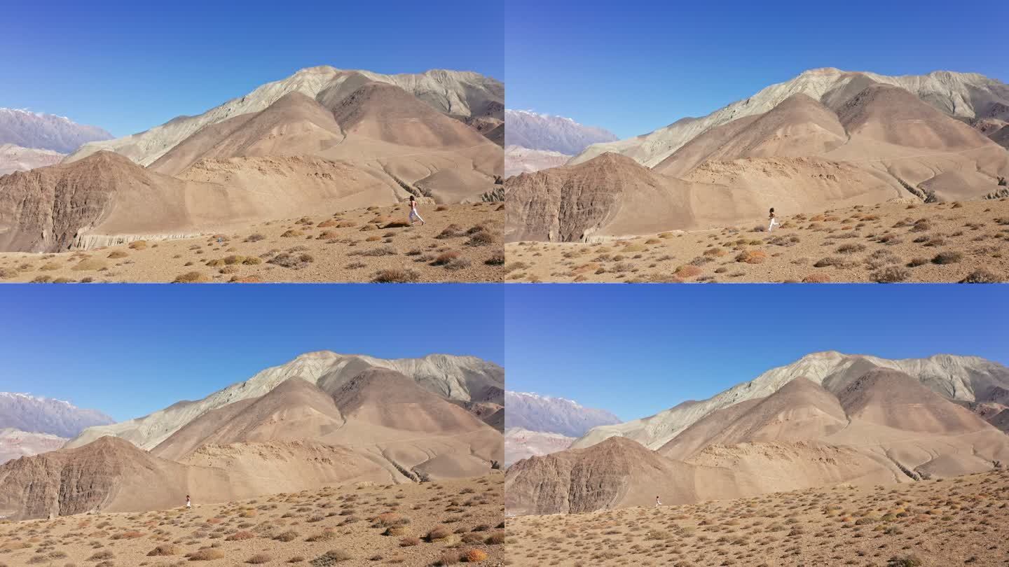 30岁出头的尼泊尔男子在沙漠地带跑步