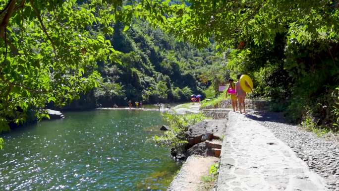 夏天去水库游泳