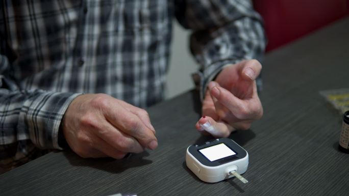 成熟糖尿病患者使用血糖仪测量血糖水平