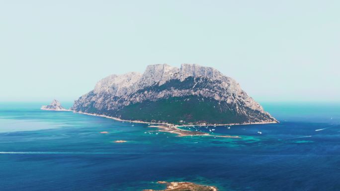 意大利撒丁岛Isola Tavolara大岛鸟瞰图。