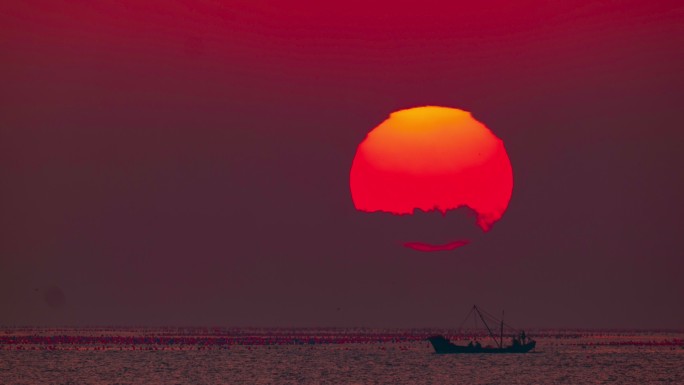 超长焦海上日出 红日下海面渔船驶过 红日