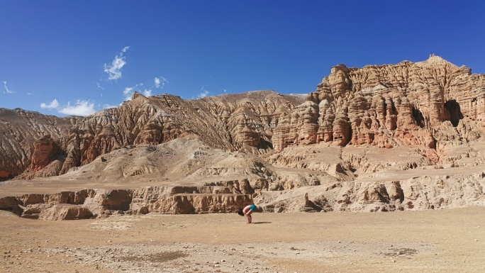 在上野马（Upper Mustang）练瑜伽的尼泊尔无衣男子